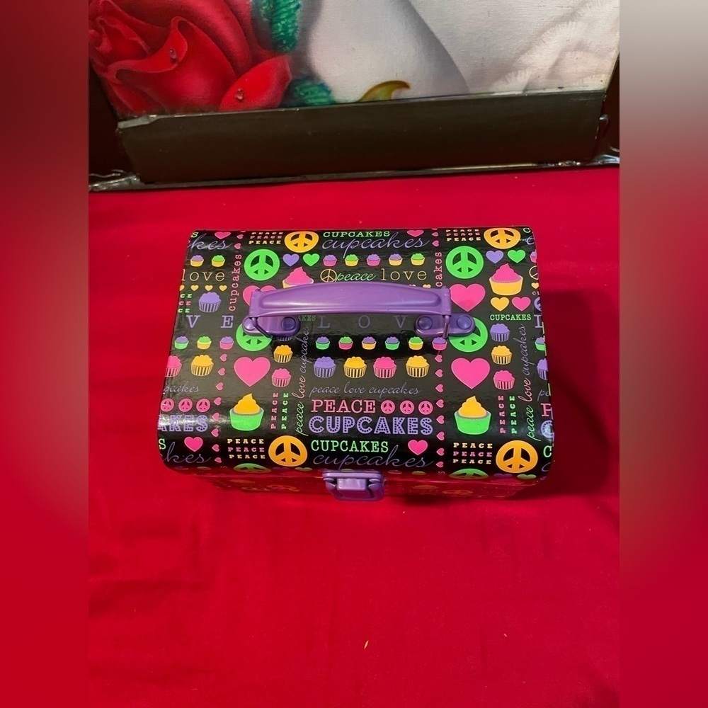 ⭐️PREVIOUSLY OWNED LOOKS NEW PEACE SIGN LITTLE LUNCH BOX PURPLE W. MANY … - Picture 5 of 10